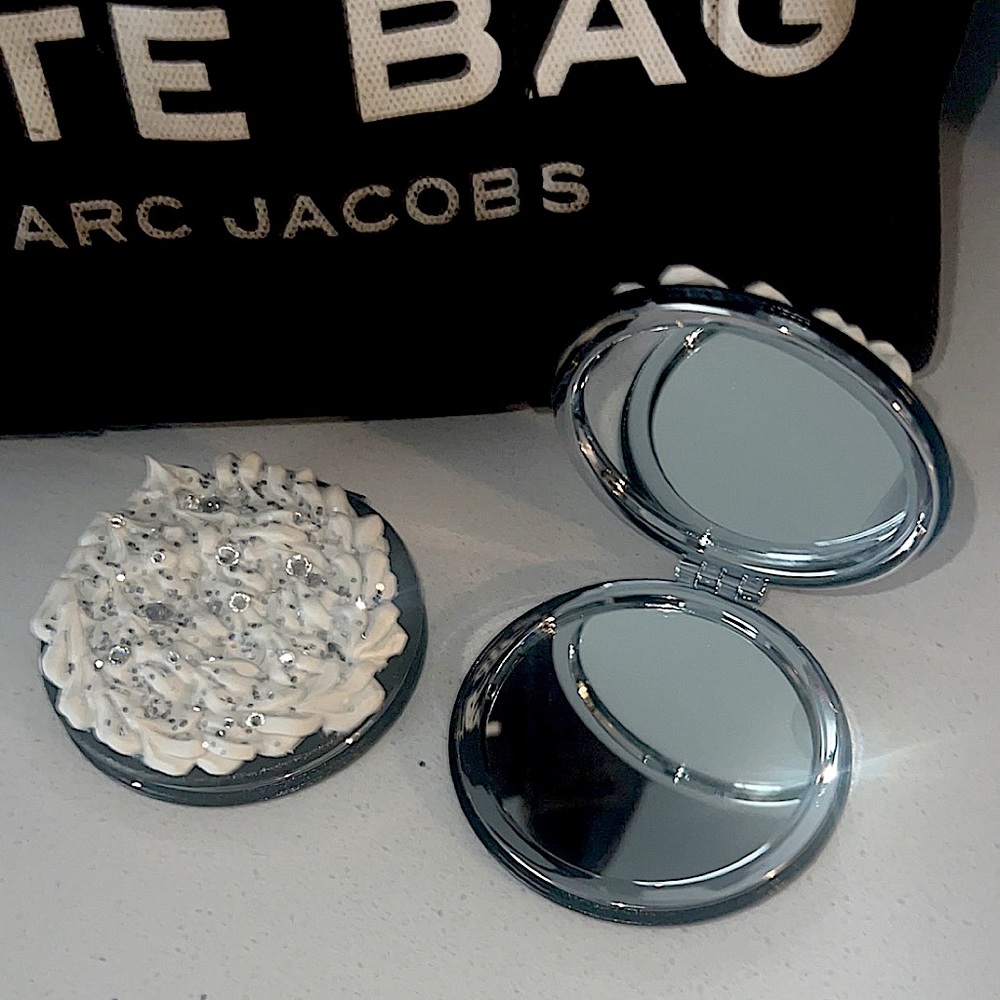 Beauty mirrors - compact mirror